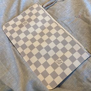 LV neverfull mm pouch